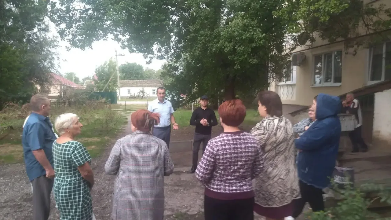 Начальник территориального отдела села Новоселицкого Р.Р. Пириев совместно с представит...