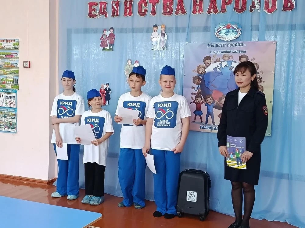 🚦В рамках профилактической работы по повышению культуры безопасного поведения на дорогах юные инспек