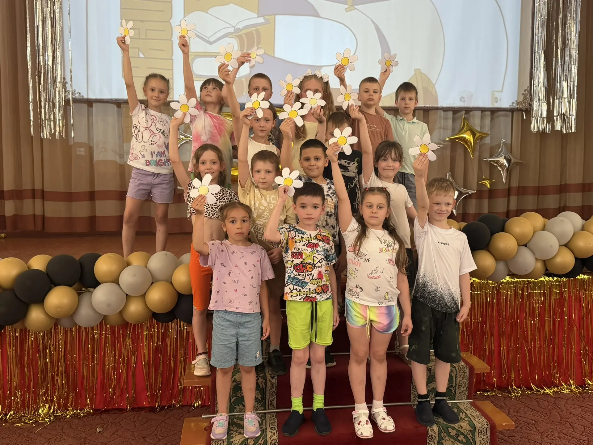 🎤💃🏻В нашем школьном лагере состоялся яркий концерт! 

Ребята с удовольствием пели любимые песни, 