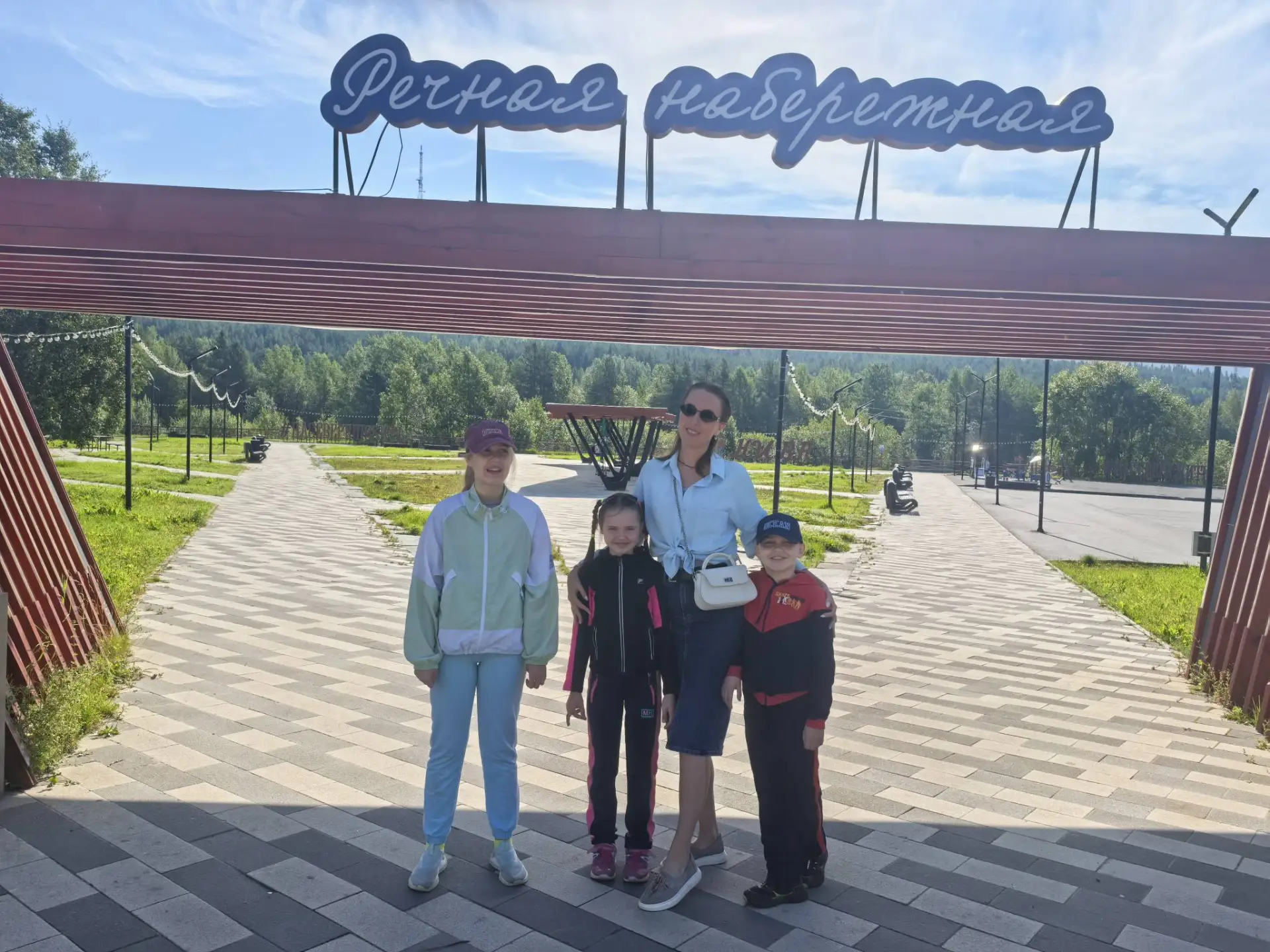 🌿 Прогулка у реки «Нива»

Воспитанники группы реабилитации отделения помощи семье и детям ГОАУСОН «