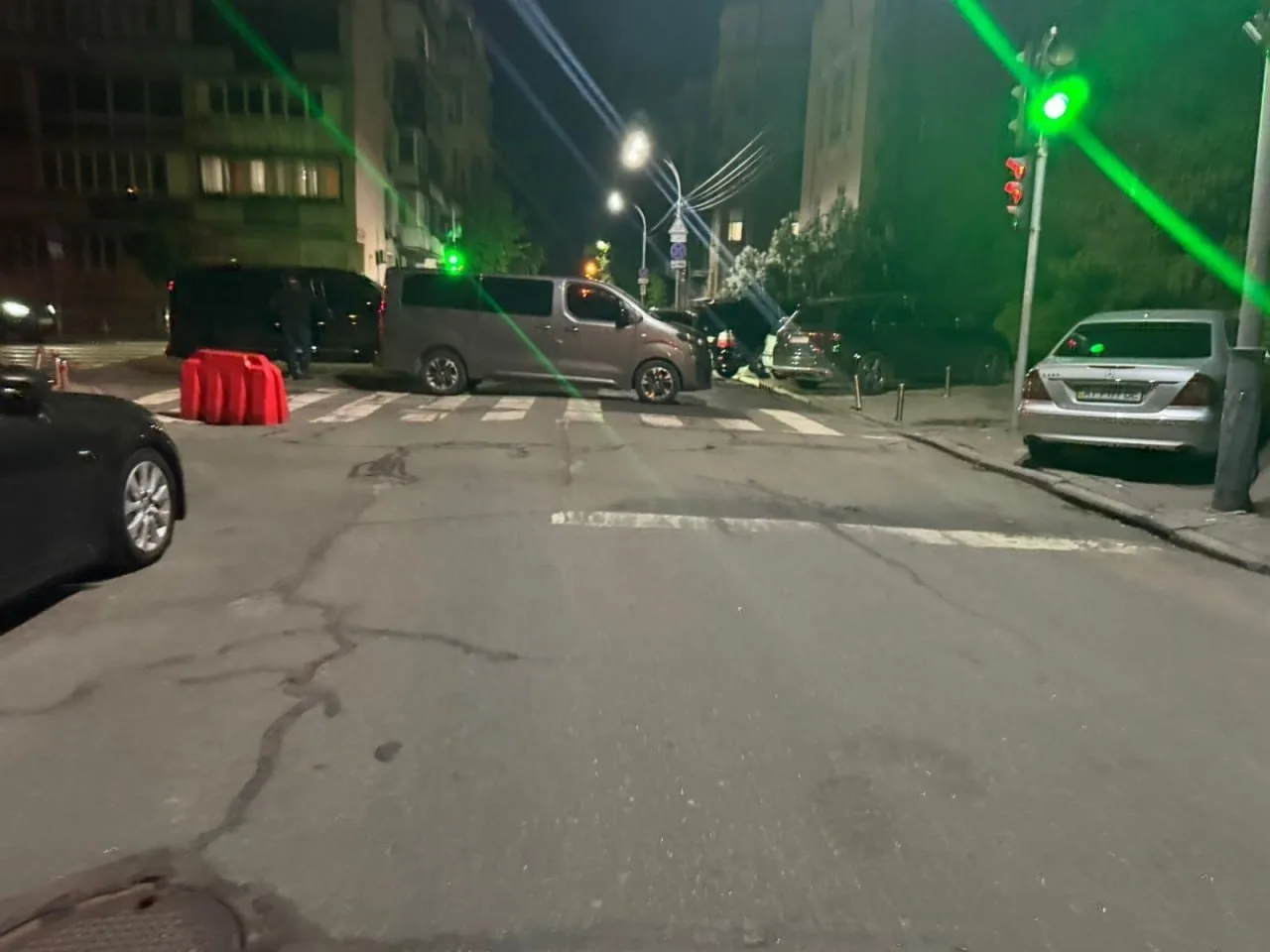 ⚡️Центр Киева перекрыт, люди в форме заблокировали центры принятия решений  На месте десятки автобус