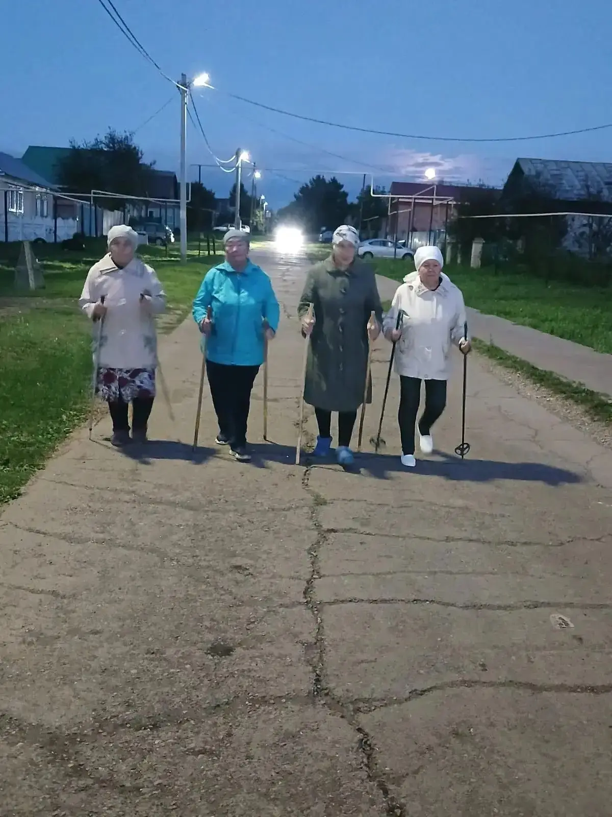 «Энергия в каждом шаге: бабушки из Кувады покоряют тропы скандинавской ходьбой».
