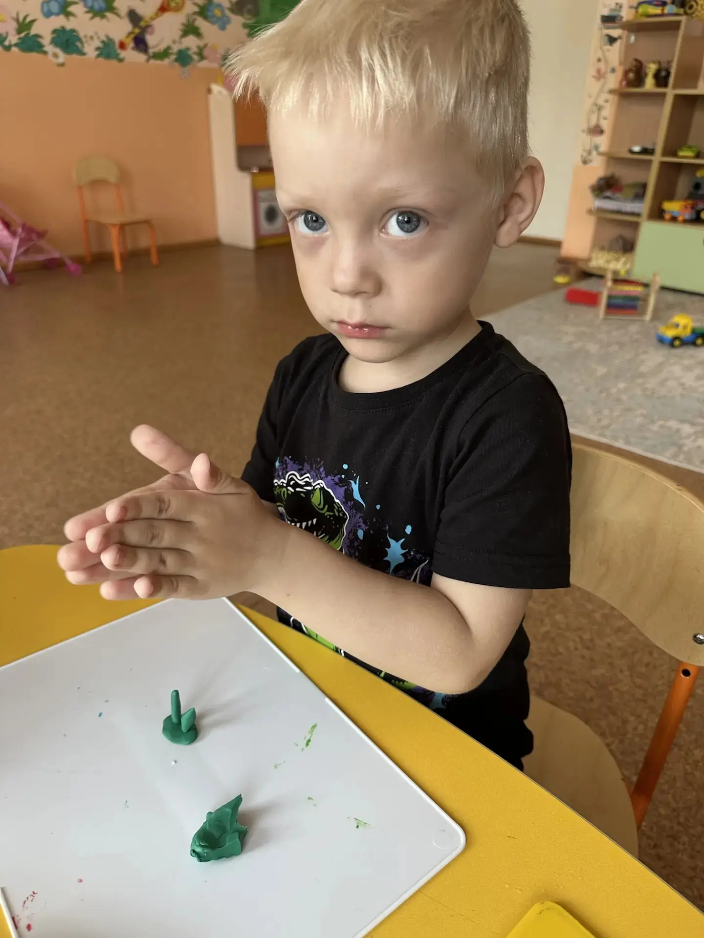 Во второй младшей группе "Непоседы" дети лепили "мать-и-мачеху"— это увлекательное заня...