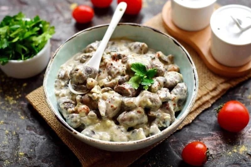 КУРИНЫЕ СЕРДЕЧКИ В СЫРНОМ СОУСЕ ИНГРЕДИЕНТЫ: ● куриные сердечки - 700 г ● сметана 20% - 3 ст. л. (с 