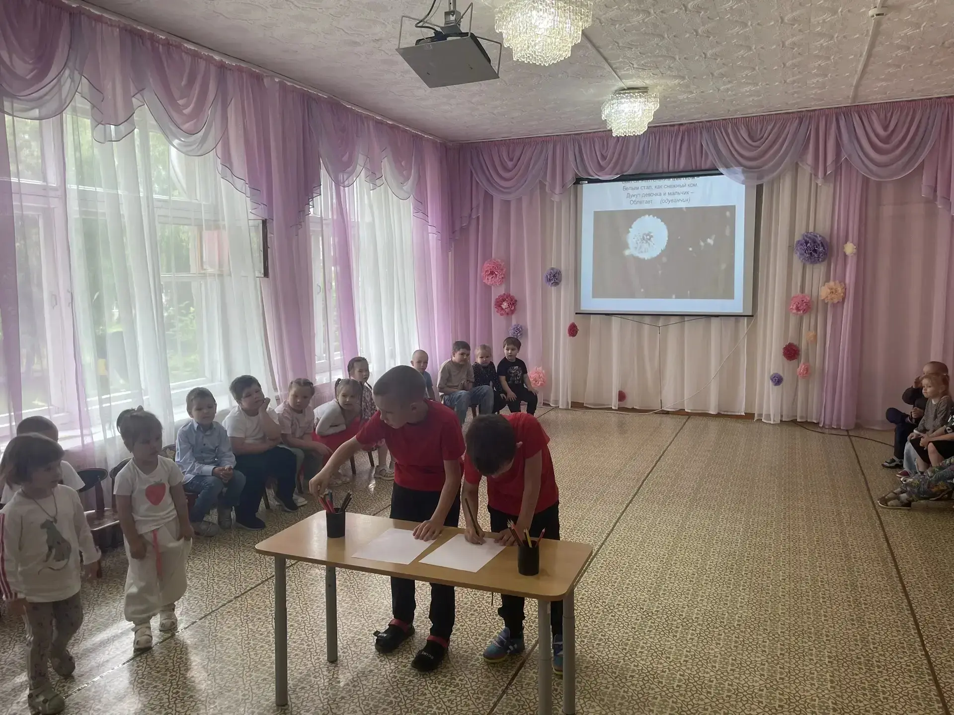 В нашем детском саду прошло мероприятие "Путешествие в страну Цветов". Ребята вспомнили...