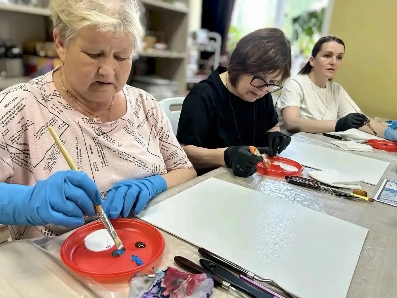 Мошинский сельский клуб

На мастер-классе «Королевский пион в барельефе» каждый унес домой не просто