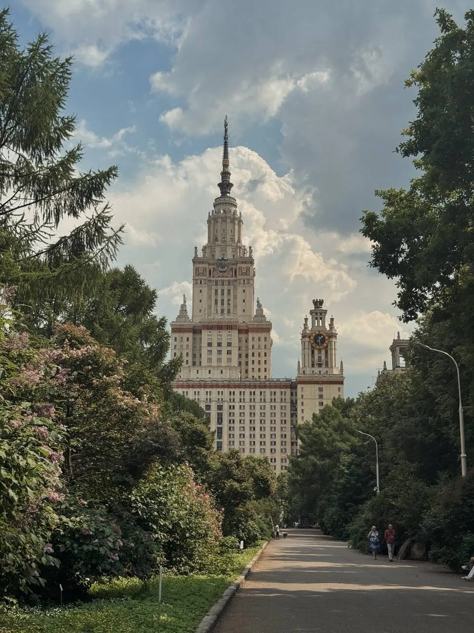 😍 Московское лето в кадре: МГУ и его аллеи

Летняя прогулка у МГУ — это спокойная атмосфера, зелёны
