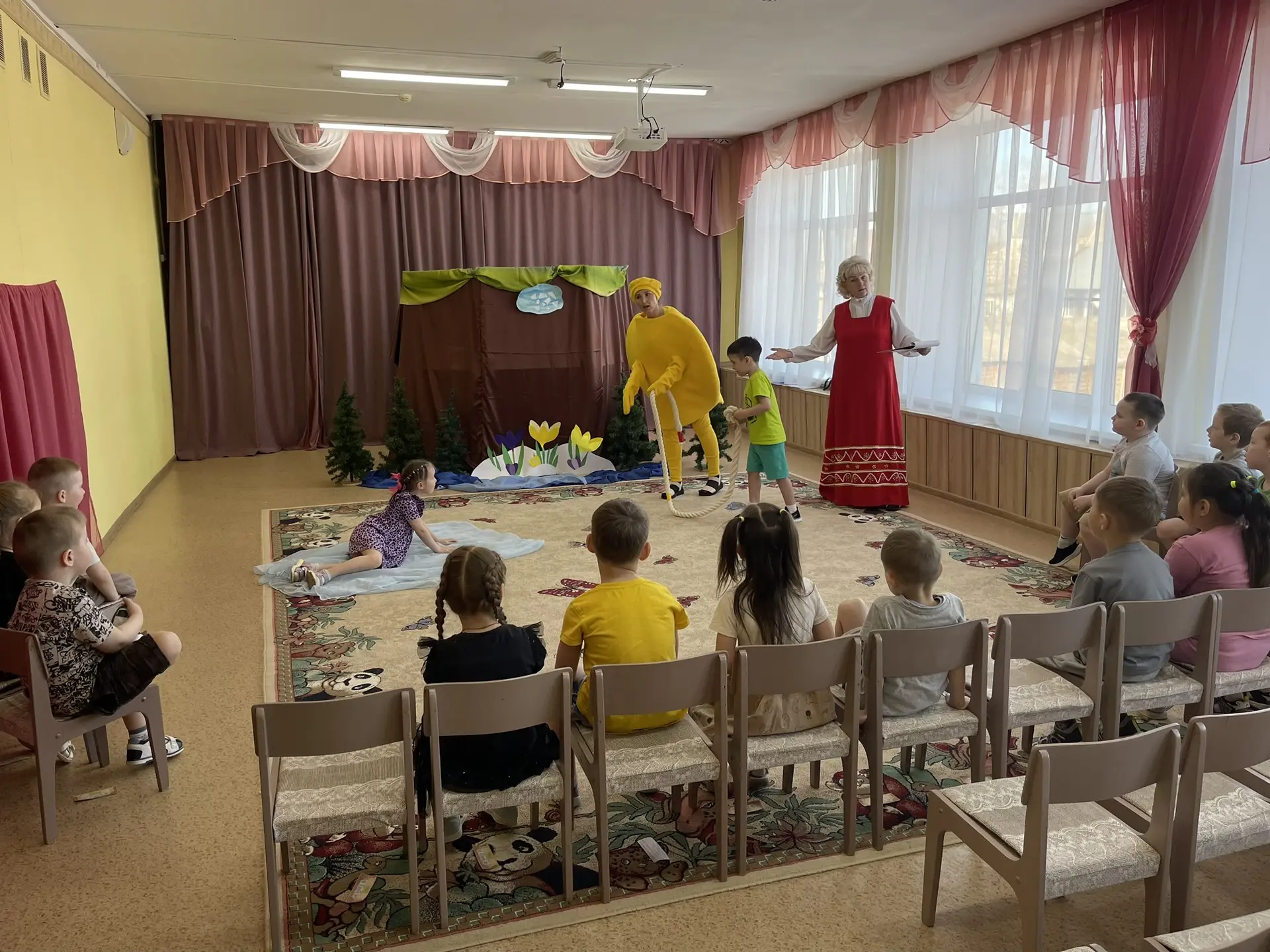 Сегодня воспитанники групп «Звёздочка», «Ромашка», «Барбарики» и «Светлячок» встретились с героями с