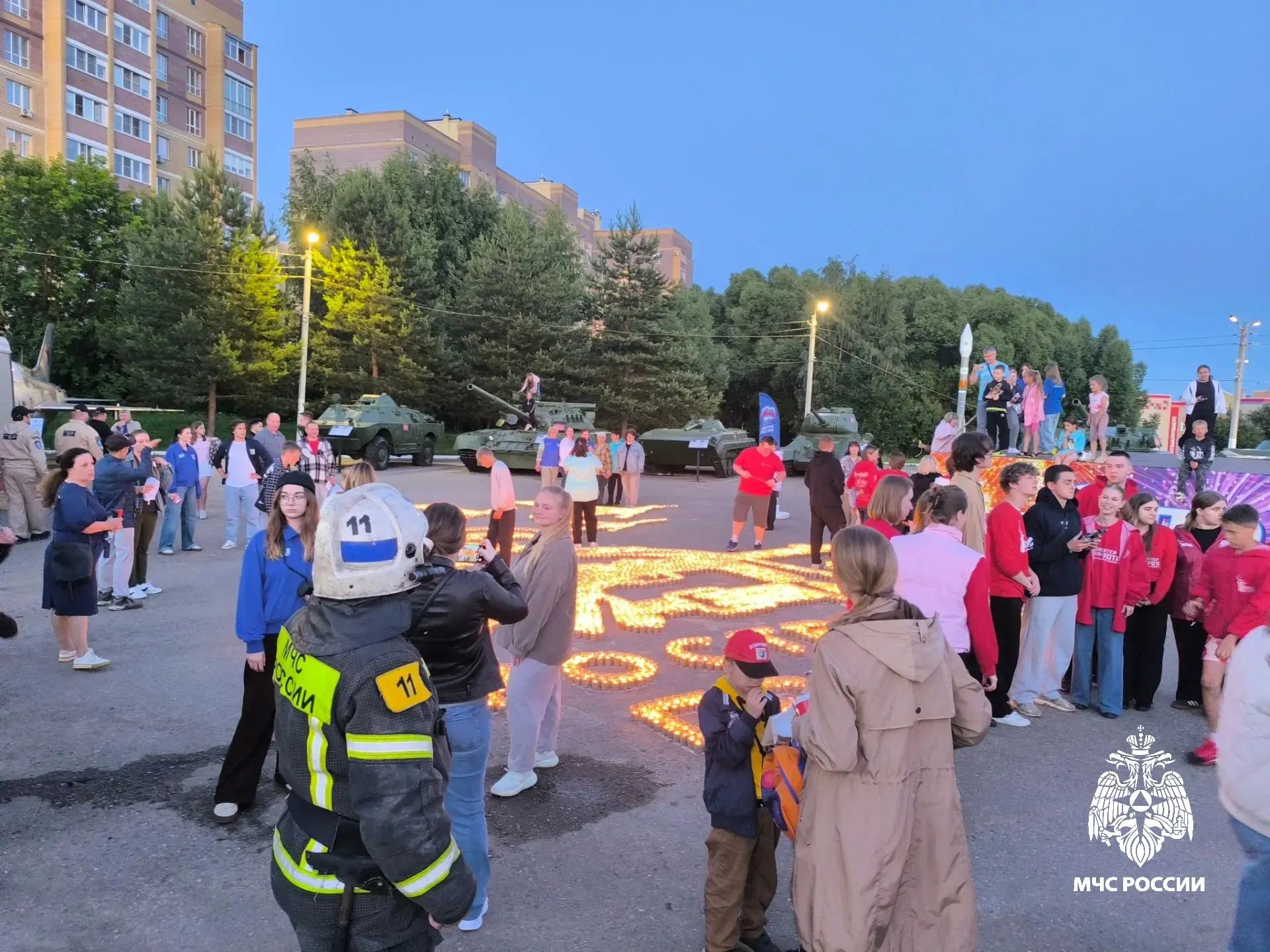 🕯️В Костроме сoтрудники МЧС России приняли участие в акции «Огненные картины войны»

Поздним вечеро