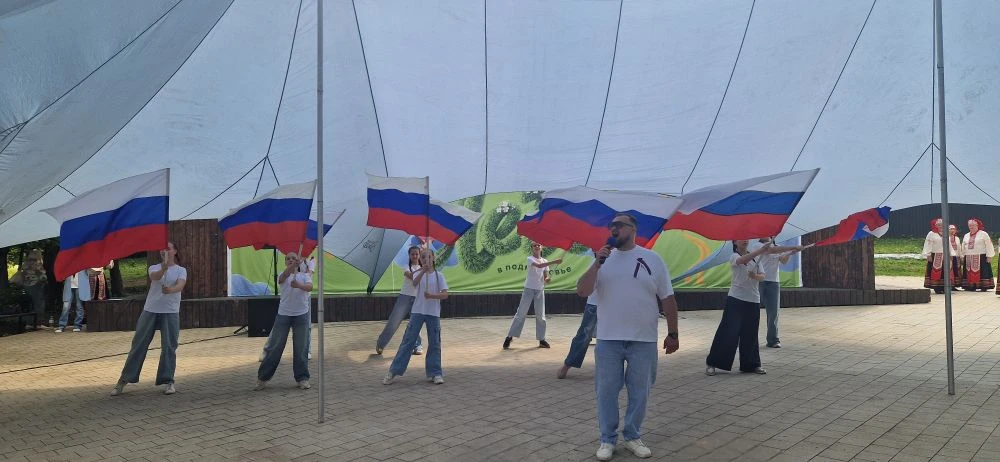 Сегодня 12 июня в городском парке культуры и отдыха состоялась концертная программа "Ро...