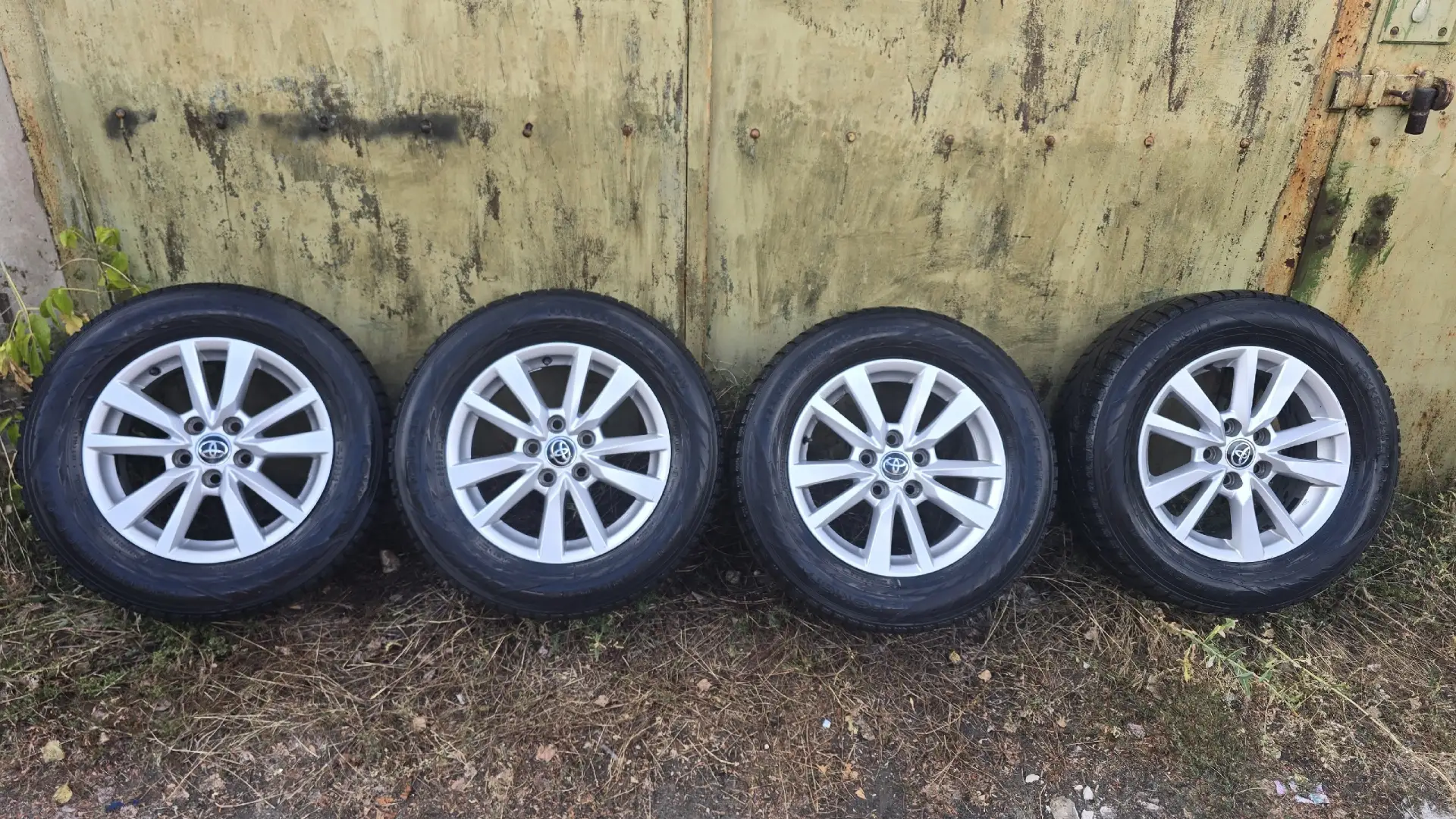 Продам комплект дисков оригинал Toyota 5×114.3 ,R16 ,резина зимняя Nokian .Цена 30т .+7...