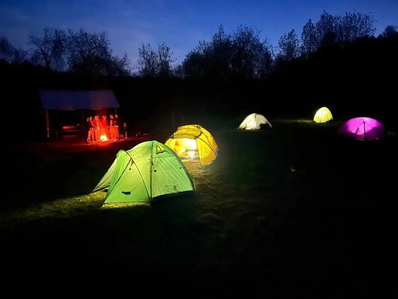 🏕 Каждая палатка имеет свою историю: одна помнит первый восторг ребёнка от ночи в лесу...