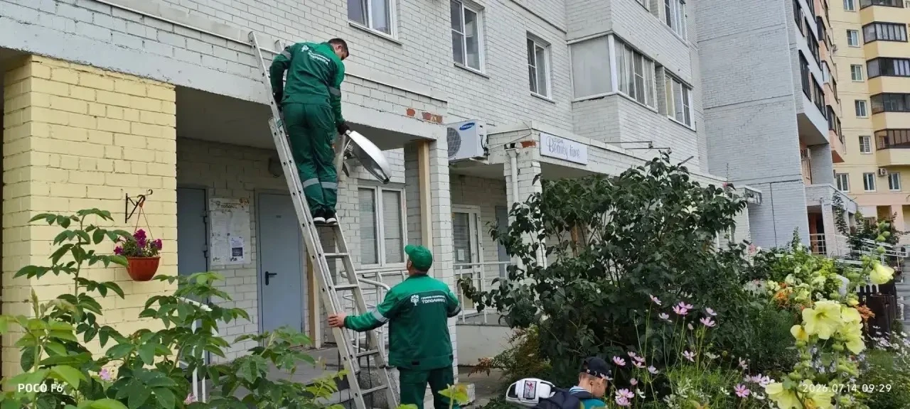 ☀️ Хорошие новости, уважаемые жители! ☀️

Мы обновили освещение возле подъездов — специалисты замени
