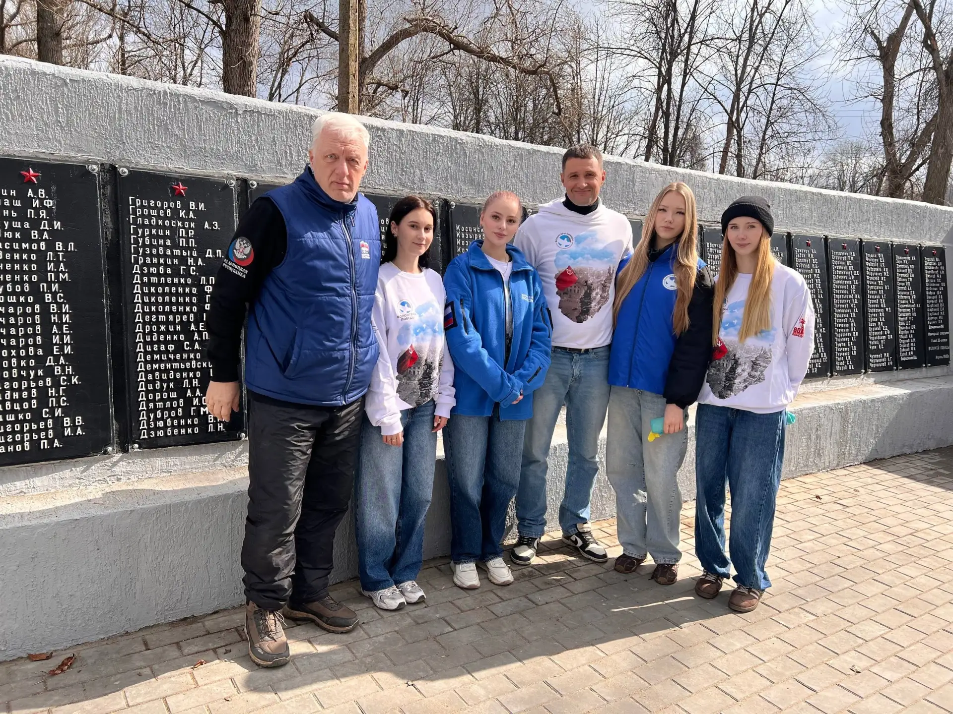 🕊️Память в делах: в Торезе благоустроили мемориал защитникам Отечества  Волонтёры Победы Донецкой На