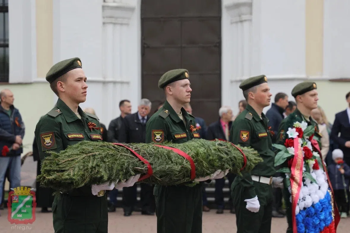 День Победы — священный праздник.  В Наро-Фоминске мы неизменно приходим сюда, к Вечному огню, чтобы