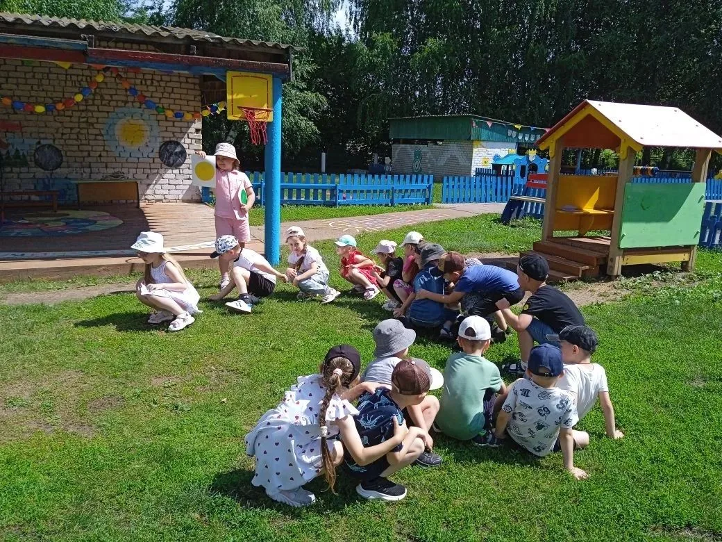 Лето — время для активных игр! 

Под чутким руководством специалиста Старомайнского Центра творчеств