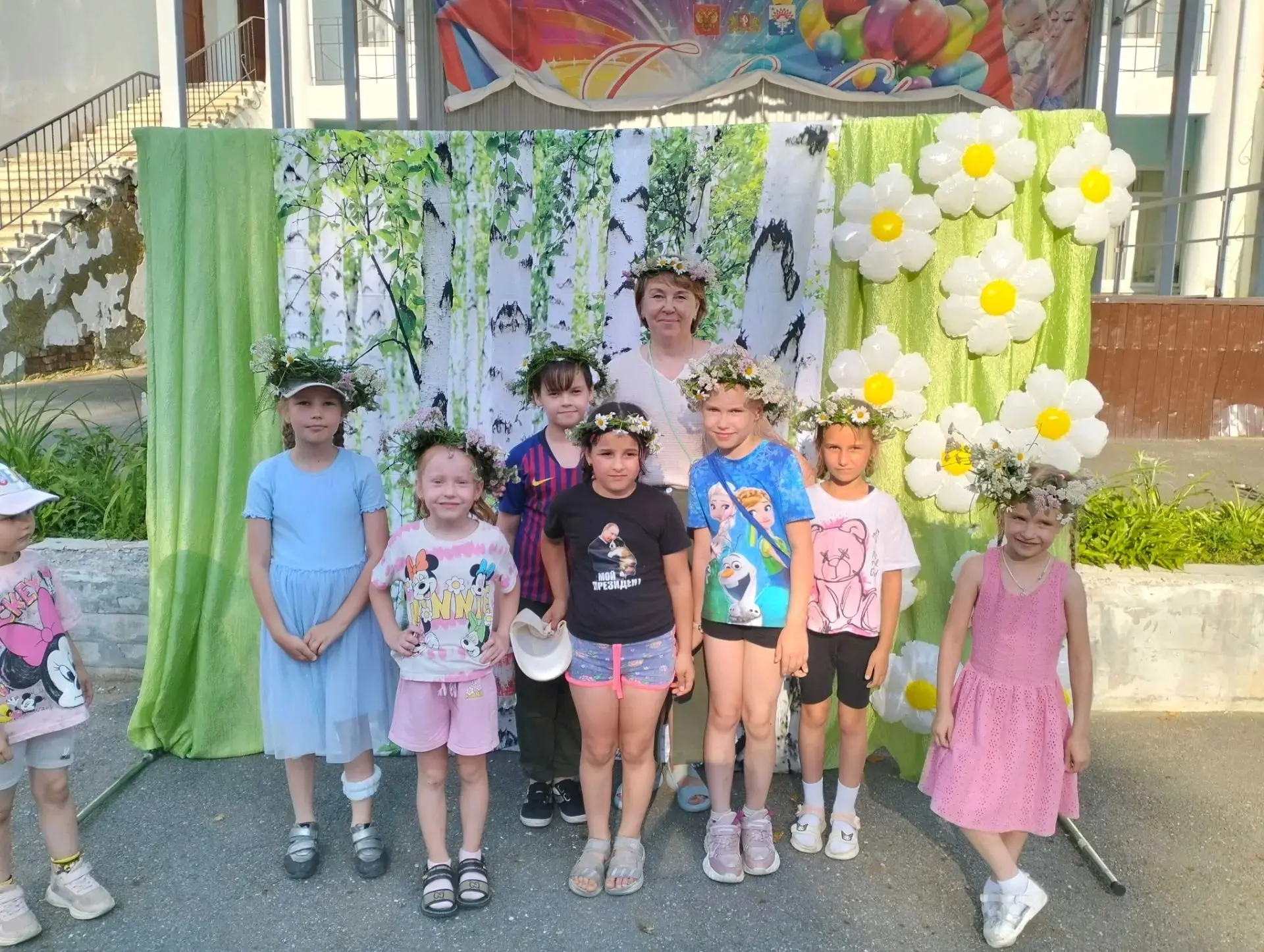 🌸 В сквере Дома культуры «Надеждинский» прошёл мастер класс ко Дню семьи, любви и верности — плели 