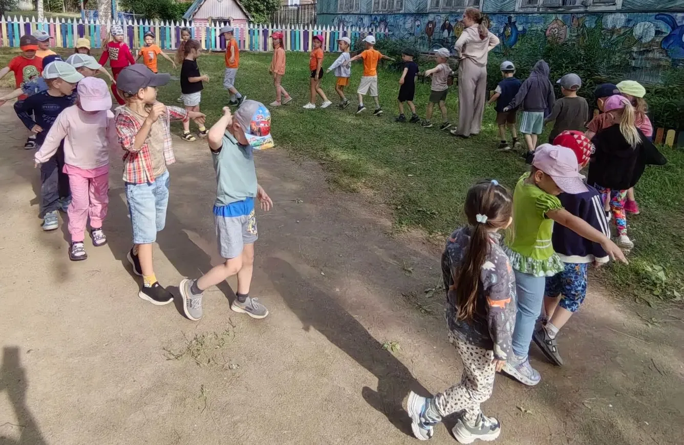На зарядку становись! 💪
Посмотрите, сколько энергии и радости в наших ребятах! Разминка, упражнения