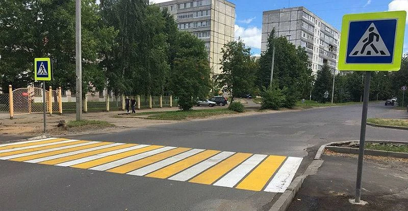 В Ртищеве водитель «Мазды» едва не совершил наезд на четырёх пешеходов, переходивших до...