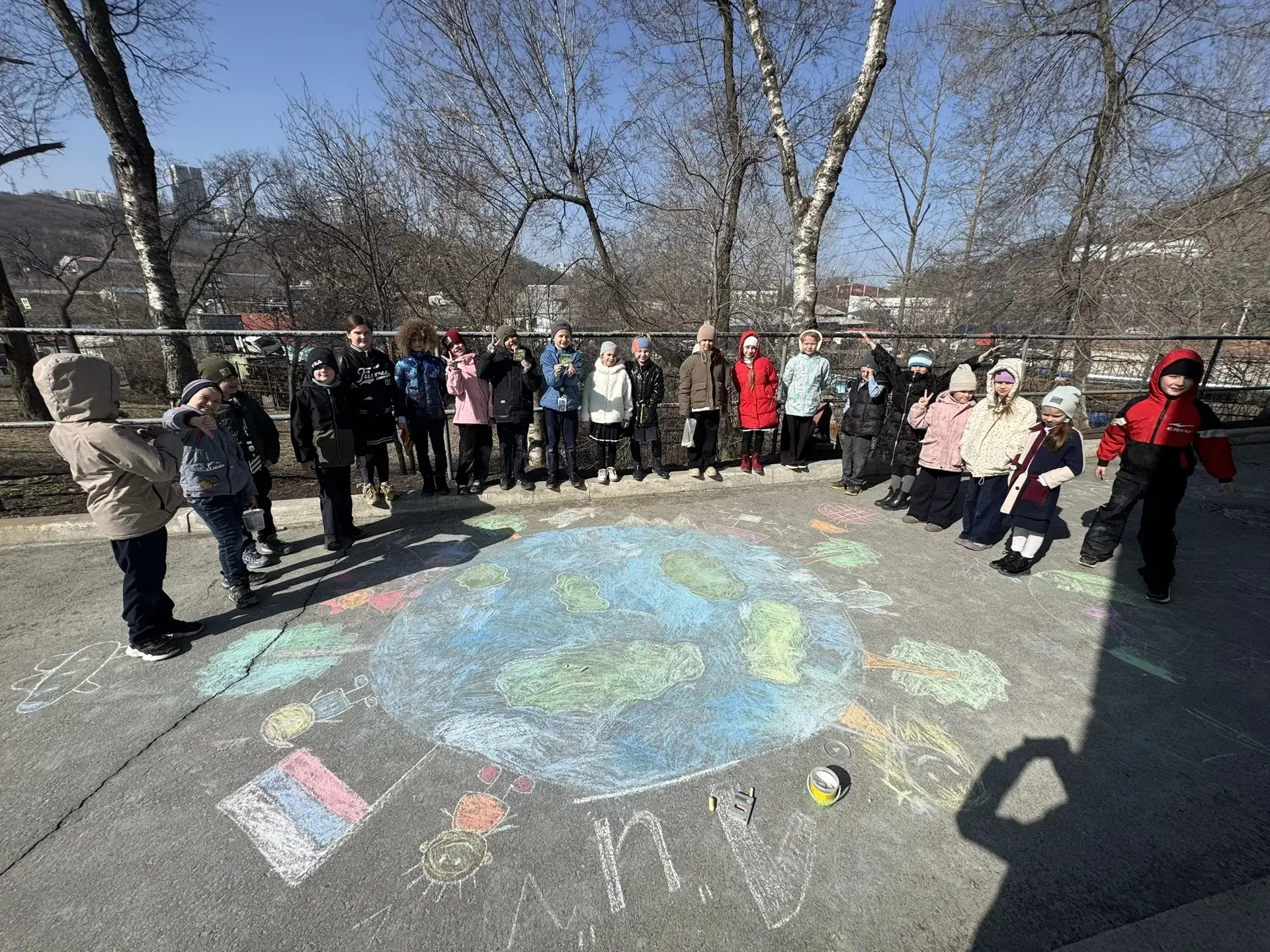 🌏🌍🎨 Наш двор украсили рисунки ко Дню Земли! ❤️  Вот так отлично отдохнули наши ученики во дворе школ