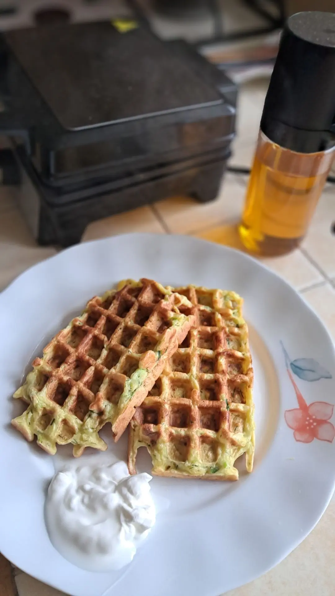 А еще хочу поделиться своей новой кухонной любовью — вафельницей❤
