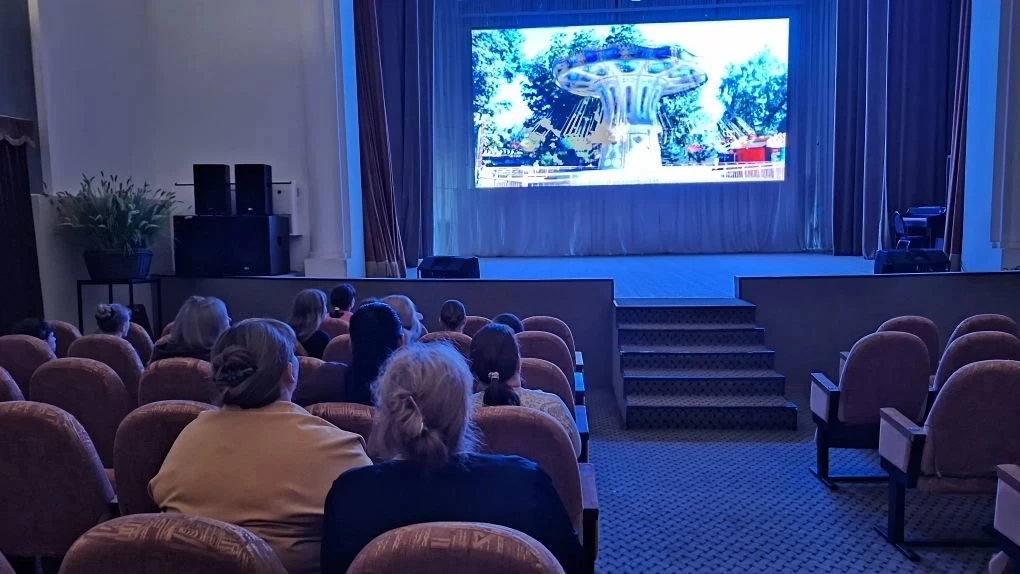 Сегодня в Кировском Доме Культуры прошёл необычный кинопоказ «Осознанность через кинематограф». Это 