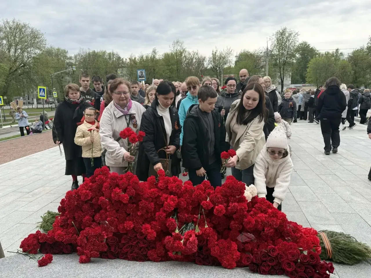 9 мая делегация обучающихся и педагогов приняли участие в городском мероприятии и возложили цветы к 