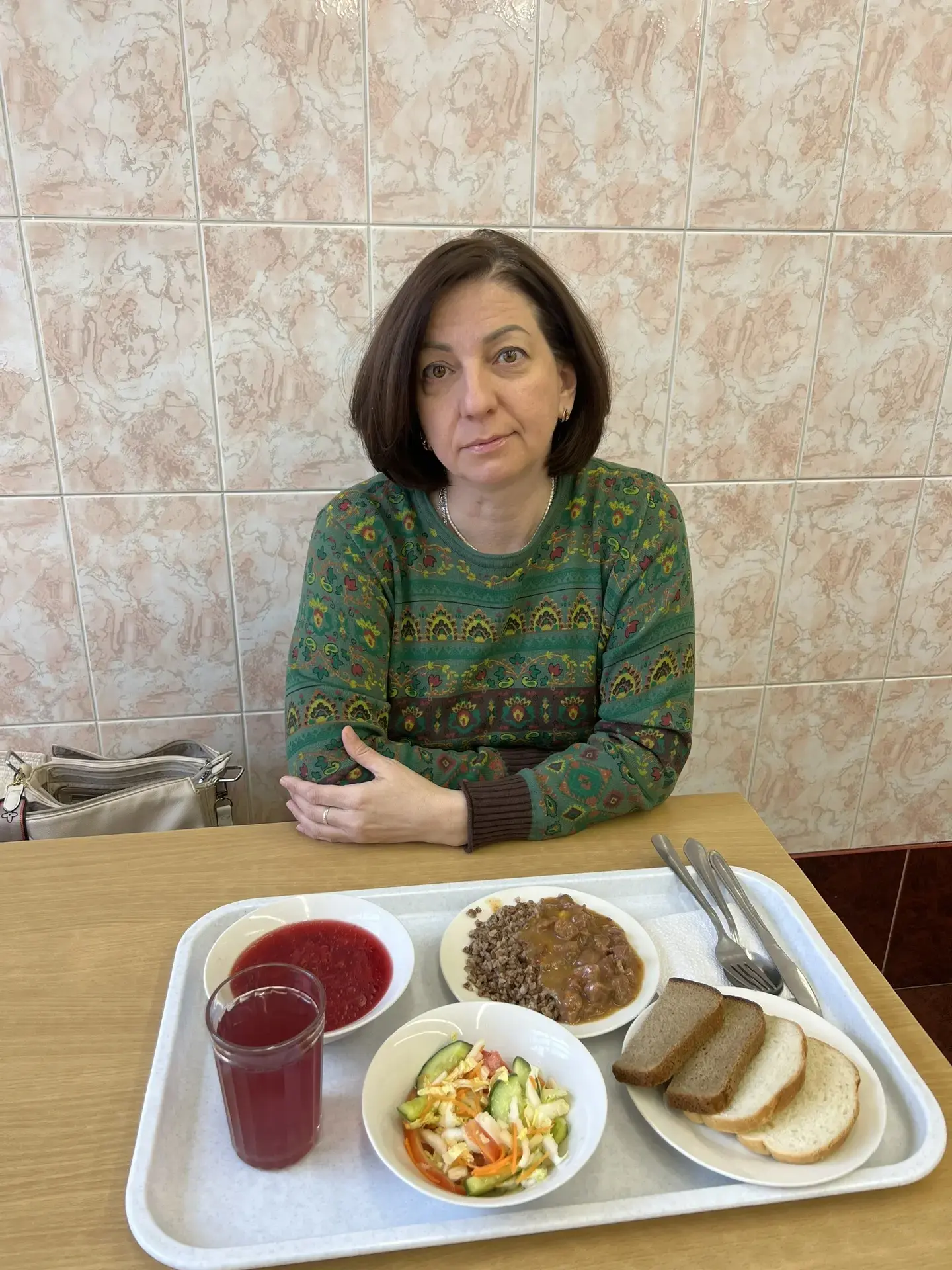 В рамках программы "Родительский контроль", 14.04.2026, мама учащегося 6В класса посетила школьную с