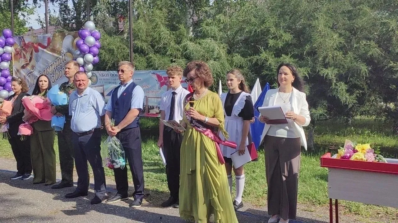 🔔 Торжественная линейка, посвящённая последнему звонку, сегодня прозвучала в школе № 8 поселка Садов