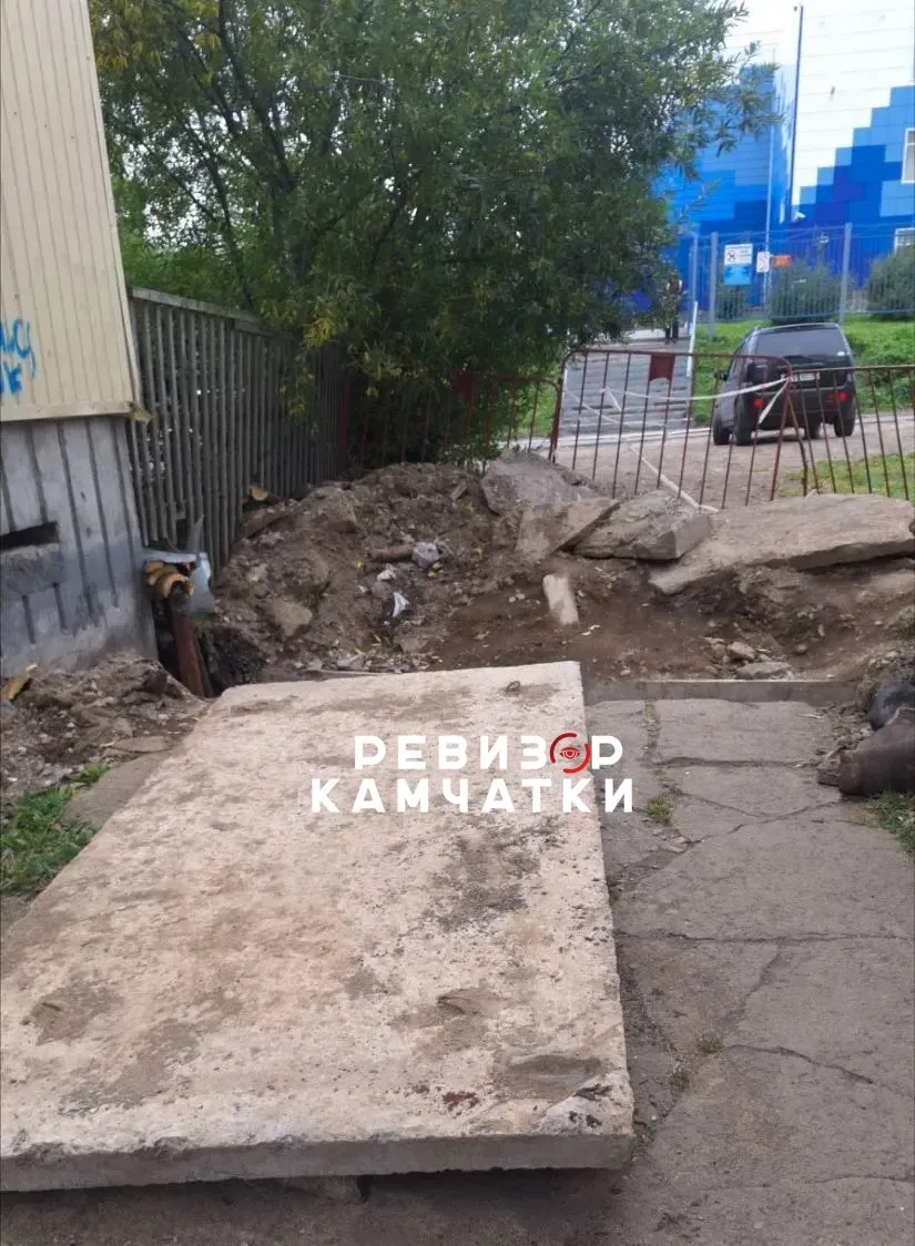 Месяц за ограждением: у школы №45 так и не восстановили проход