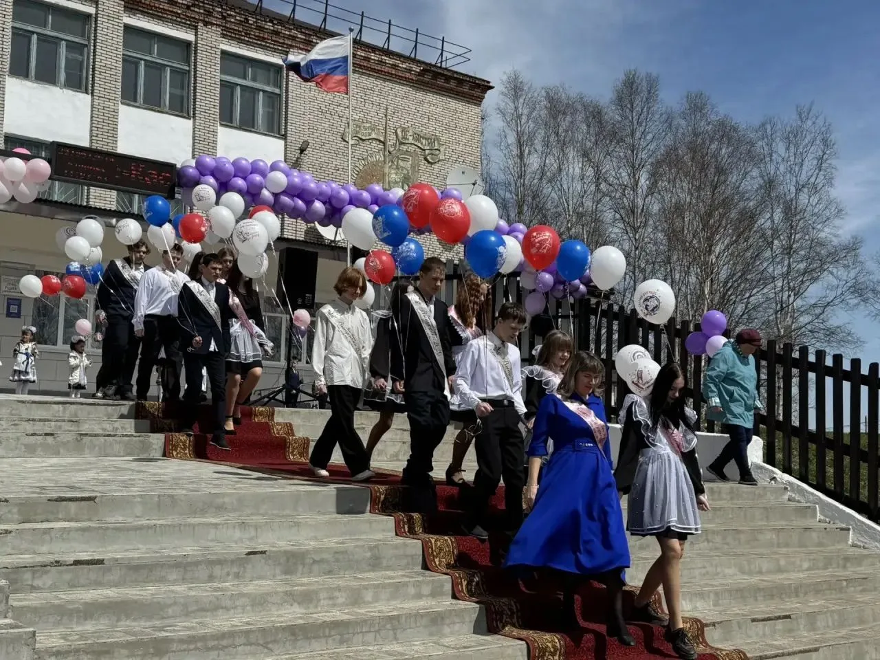 🎓В школе посёлка Де-Кастри прозвенел последний звонок!