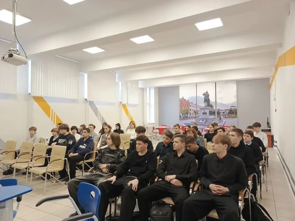 Профилактика, профориентация и диалог: подполковник полиции встретился с девятиклассниками гимназии.