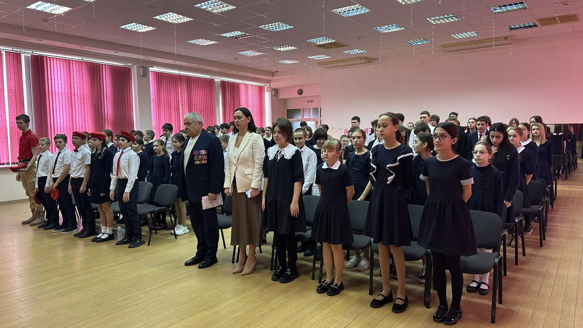 🇷🇺🕯️📚 Сегодня в нашей школе прошёл урок мужества «Блокадный Ленинград». Его гостем стал участник бое