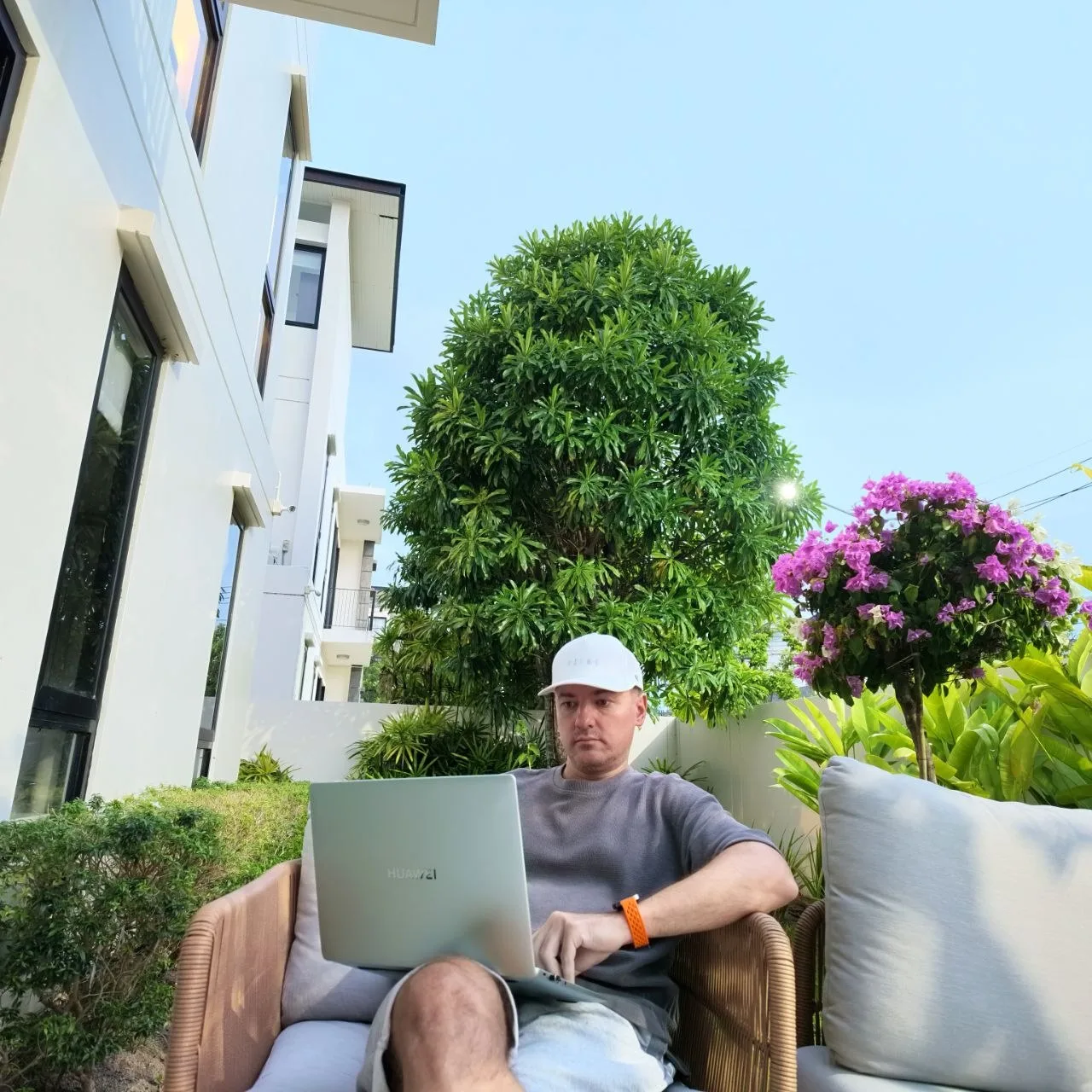 Сегодня весь день за ноутбуком: изучаю анкеты и записи интервью моей помощницы с кандид...