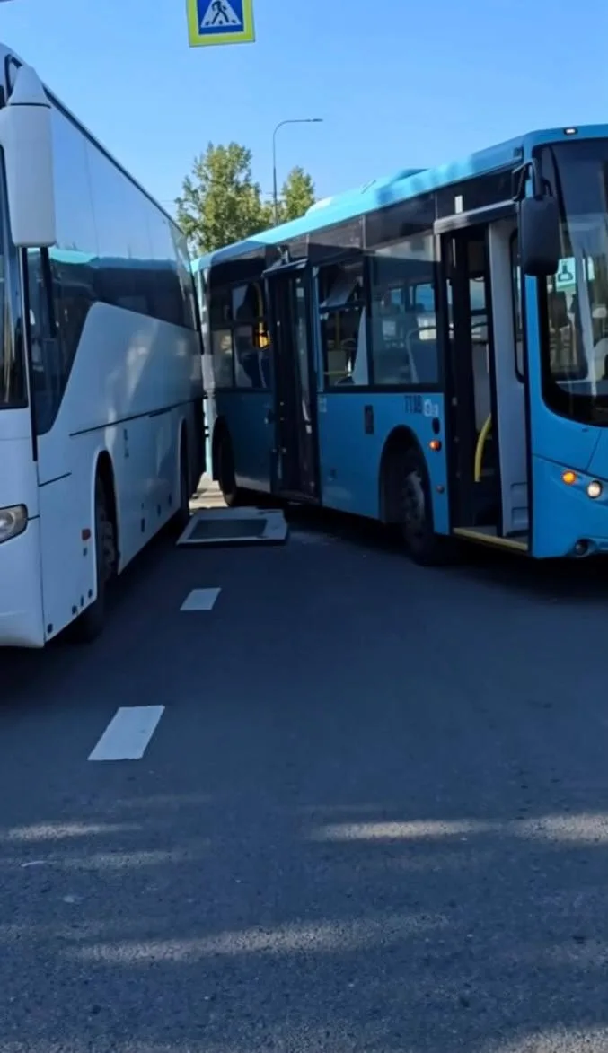 Вчера в Колпино на перекрёстке проспекта Ленина и улицы Танкистов произошло ДТП

Лазурный автобус вр
