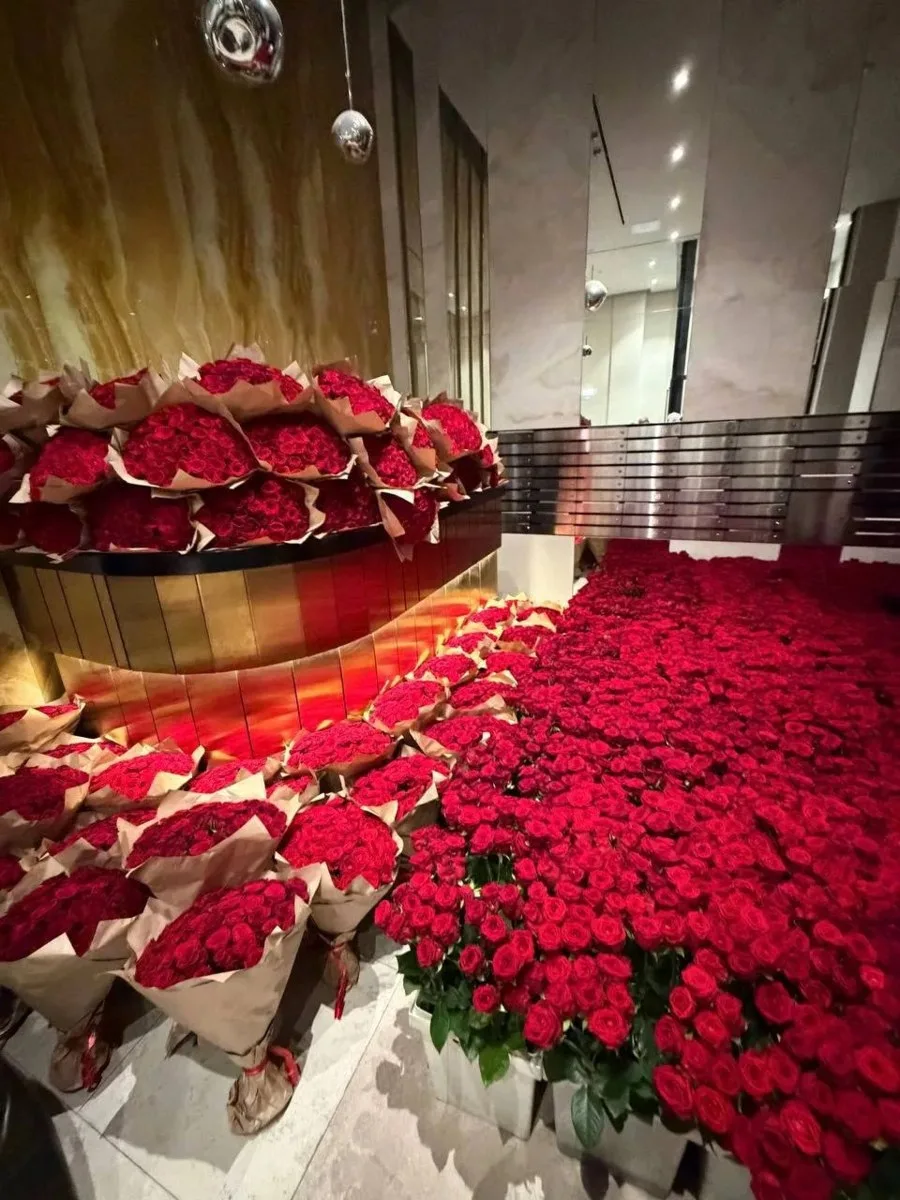 🌹  В Москве девушка отказалась от 20 тысяч роз за 70 млн рублей  История на богатом, в Москве в одно
