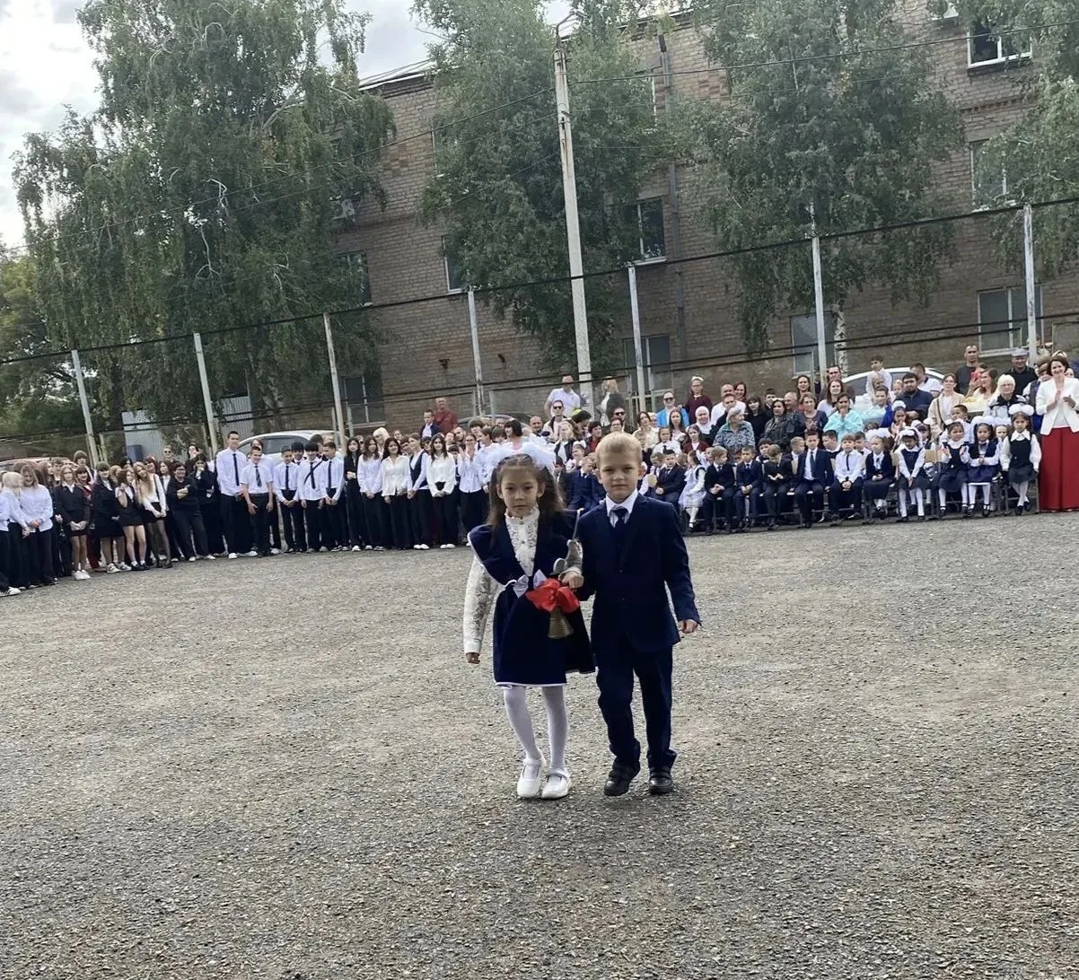 Сегодня, в первый день осени, стены нашей школы снова встречают учеников! Утро началось...