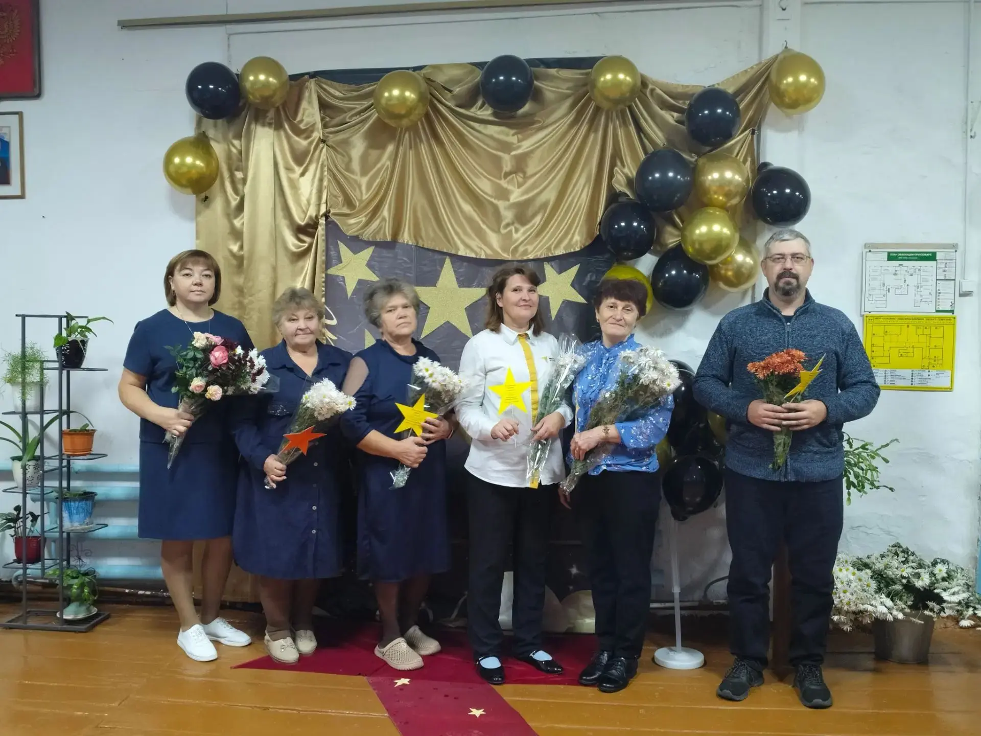 Сегодня утром в школе п.Советский, ребята с поздравлениями ждали учителей! Цветы, именн...
