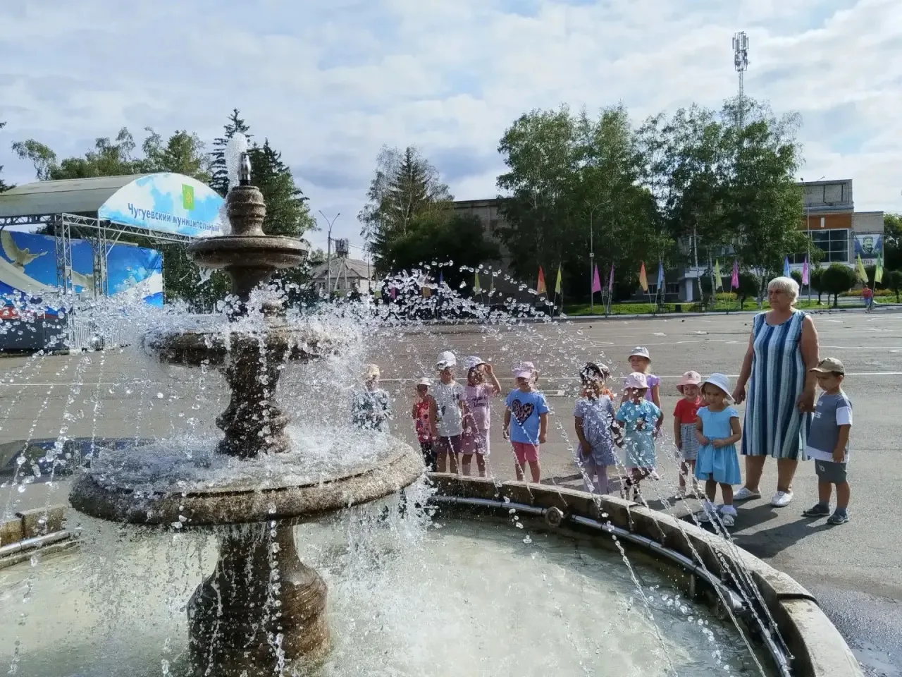 🏞 Прогулка по родному селу: средняя группа в Чугуевском парке!