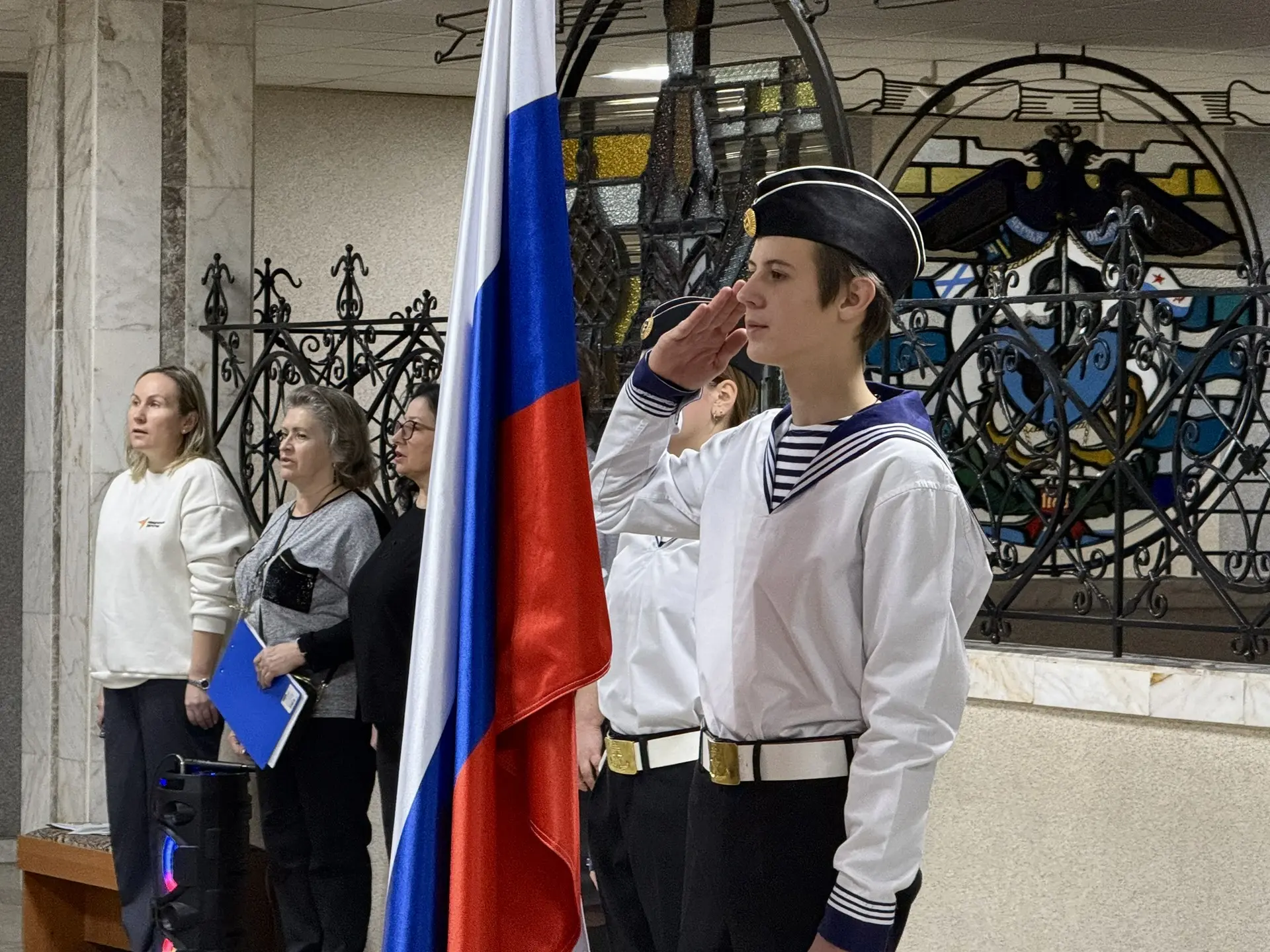 🇷🇺Наша неделя традиционно началась с поднятия флага и исполнения гимнов  На линейке ребята узнали о 