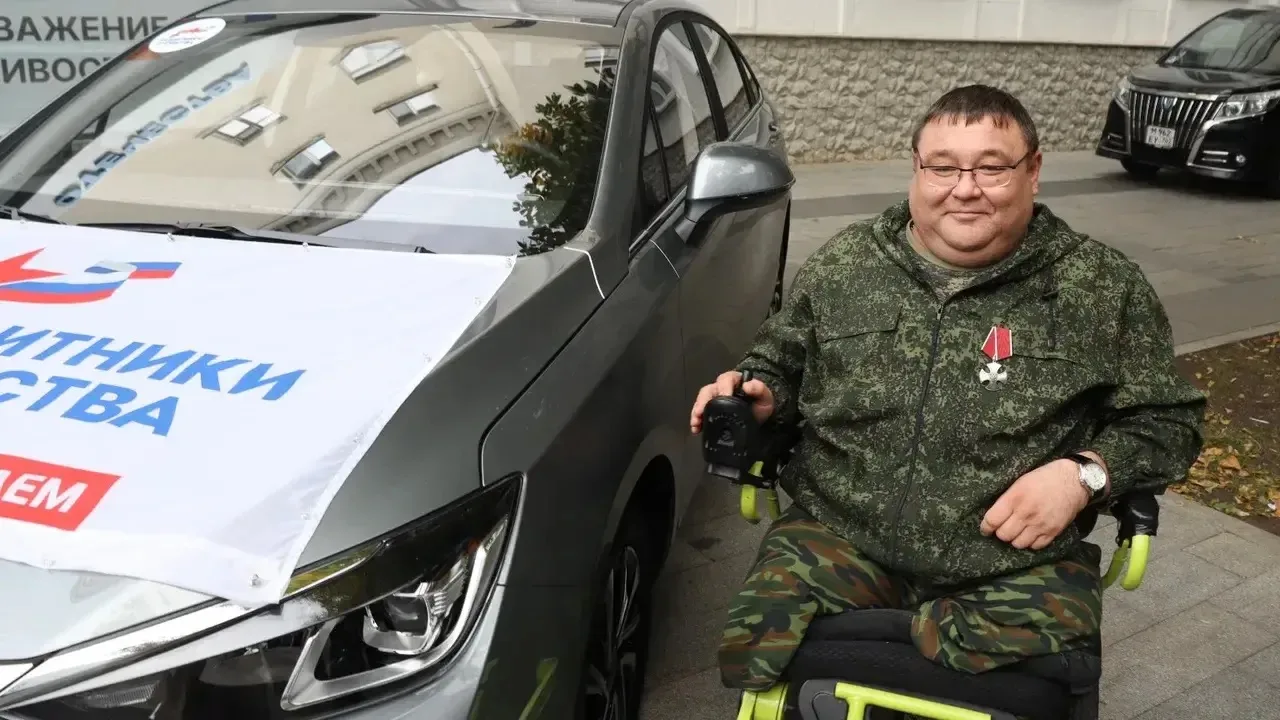 Махсус хәрби операция ветеранына ҡул менән идара иткән автомобиль тапшырылды.