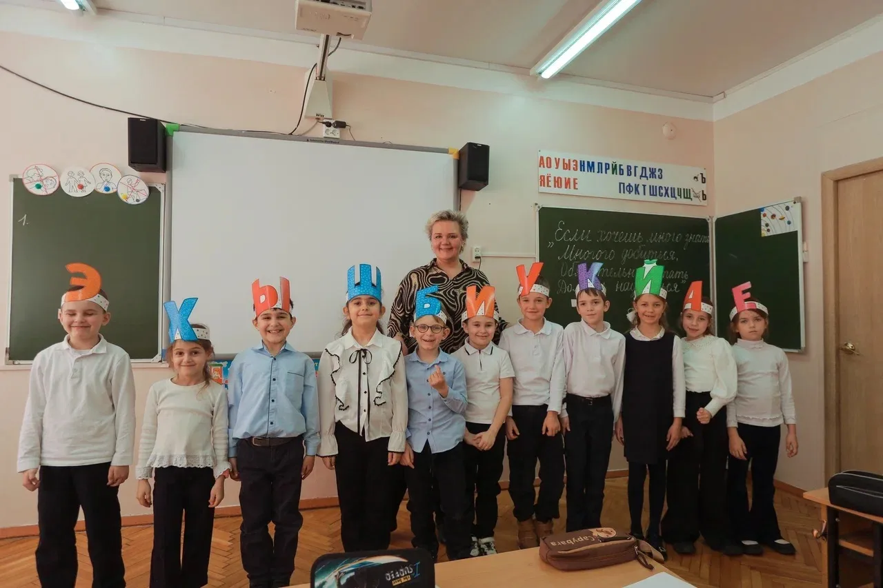 Первые классы прощаются с Азбукой! 🎉 Первая школьная победа уже за плечами. Гордимся нашими первокла