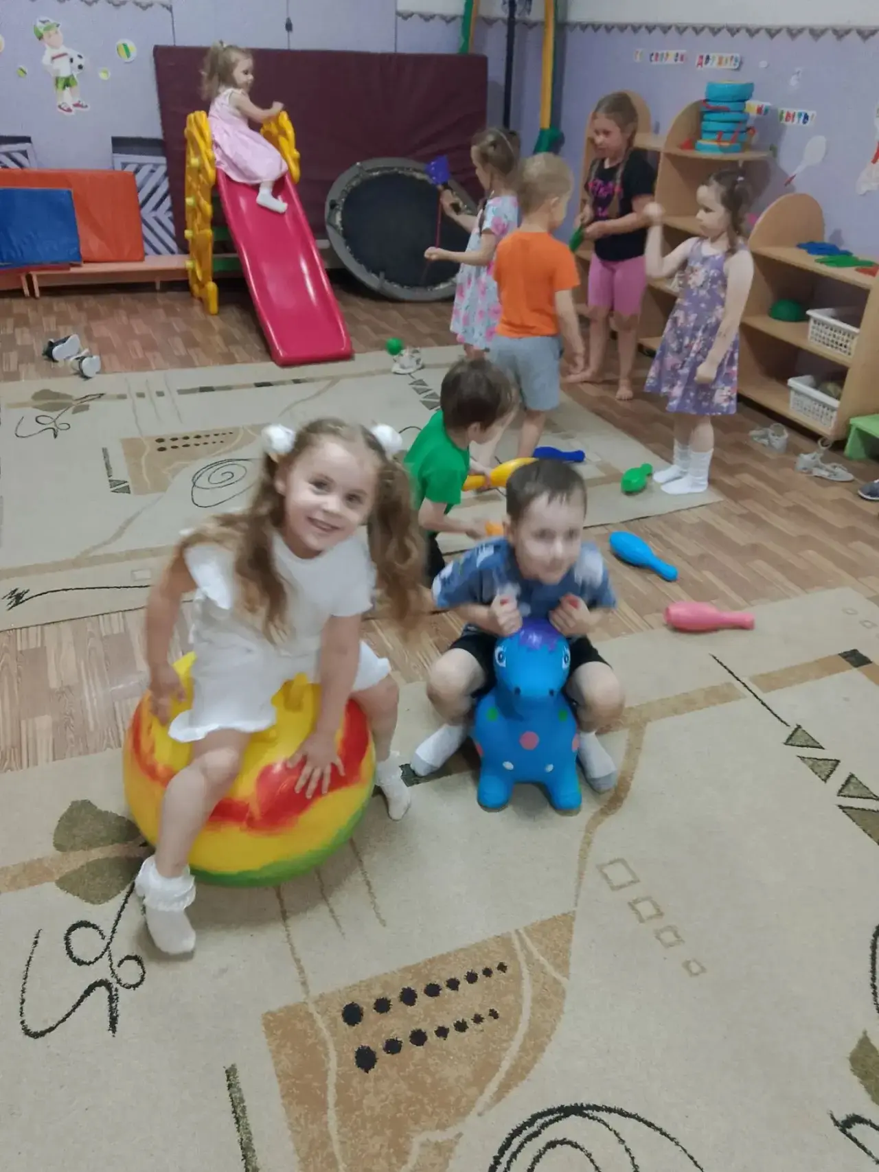 Ребята группы "Почемучки" не теряют время зря! 

😜 Даже летом продолжают заниматься физкультурой 🤸