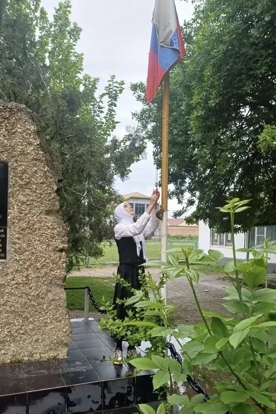 🇷🇺 Новая учебная неделя в МКОУ «ХСОШ №2 им. З.Х. Хизриева» началась торжественно и пр...