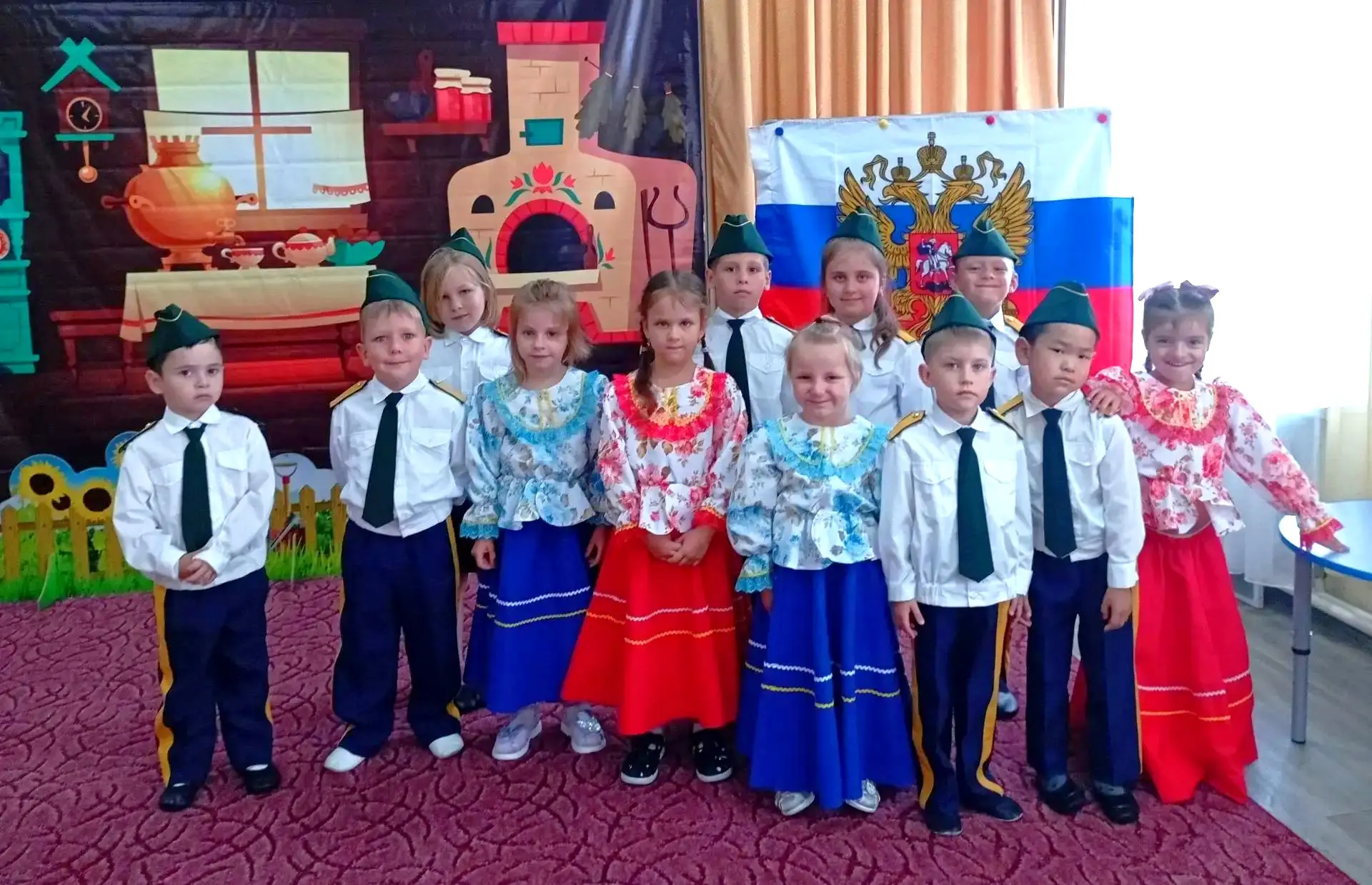 Казачата групп "Родничок" и "Ладушки" с гордостью поздравляют всех с Днём флага! 🇷🇺