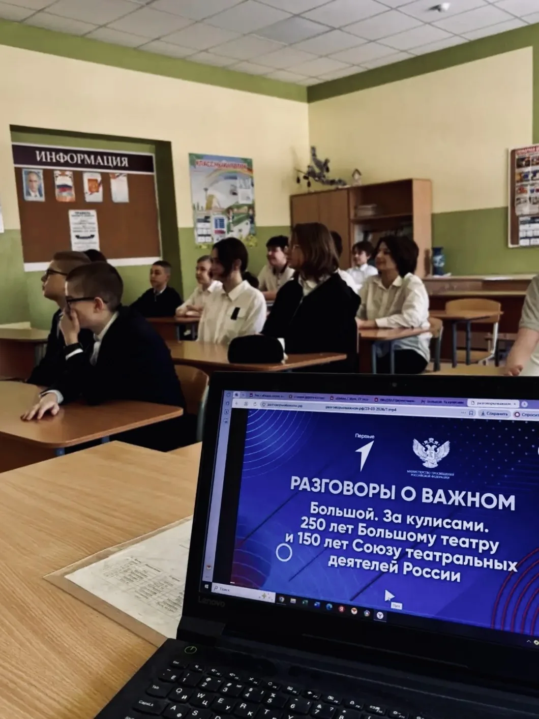 В мире искусства🎭  📌Утро понедельника по доброй традиции началось с торжественной линейки, церемонии