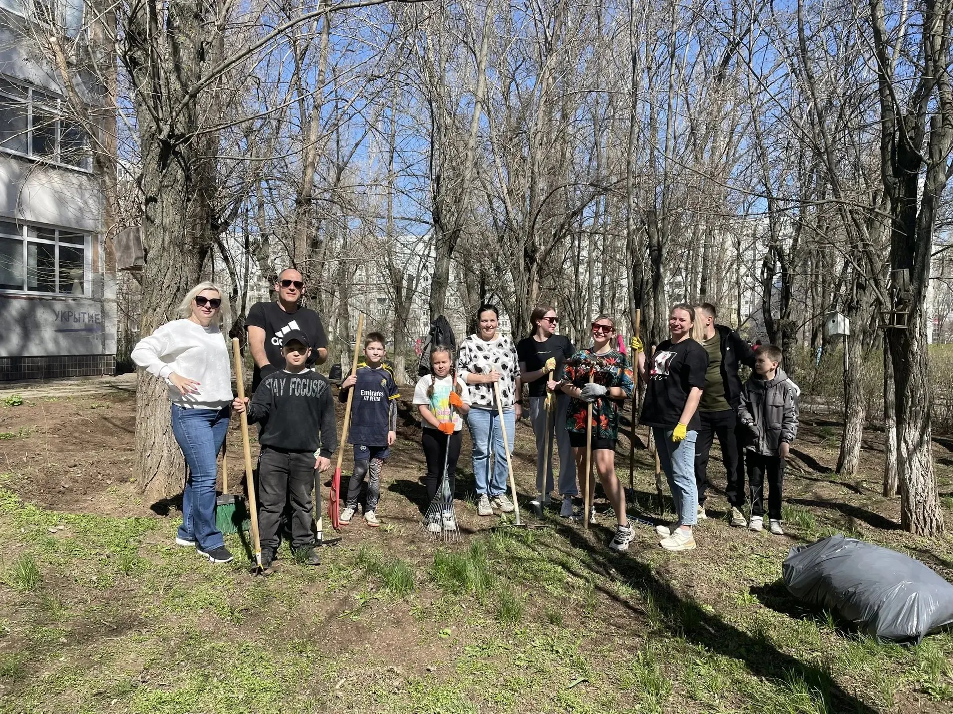 🤝Трудовой десант из учащихся 1В, 2Г, 3А, 4Д и 6Г сегодня потрудился на славу 👍 ребята, их родители и