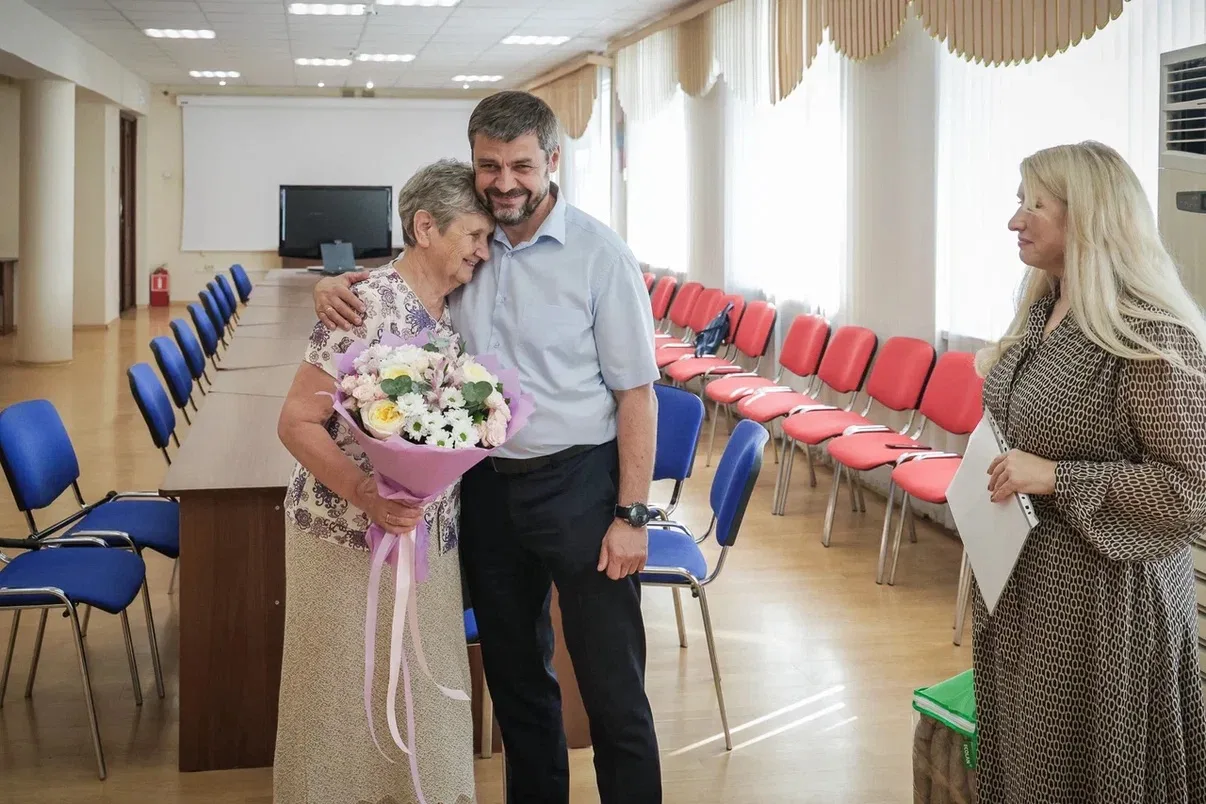 Поздравил с 75-летием Веру Владимировну Маслову. 

Вера Владимировна мать восьмерых детей – это наст
