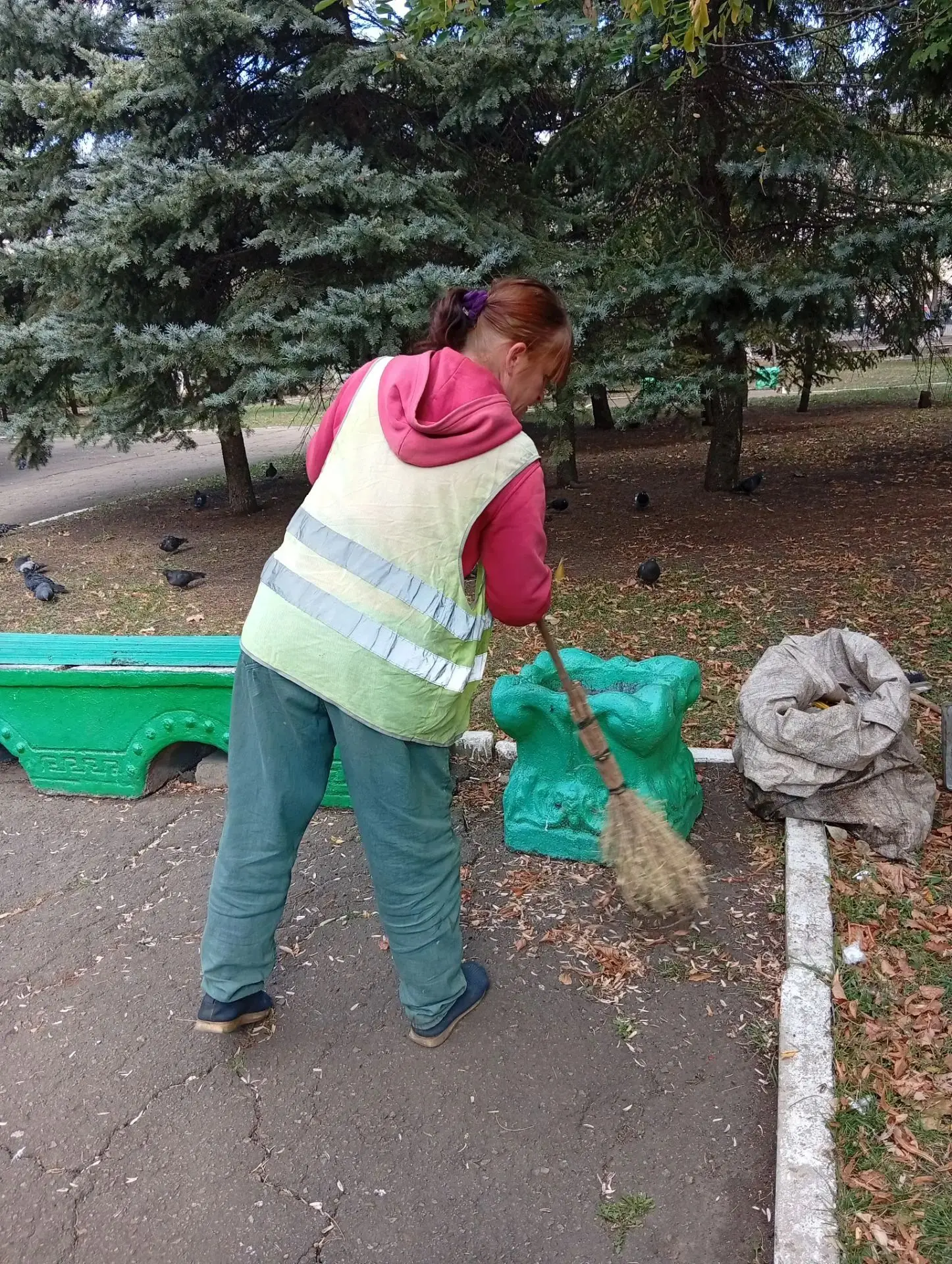 Подметание дорожек, чистка урн, сбор случайного мусора по скверам города и детским площ...