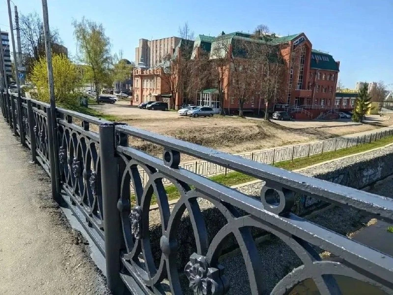 🛠 В Иванове обновляют переход у Соковского моста  Старое поликарбонатное покрытие над подземным пере